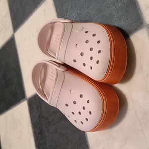 Girls platform crocs j/m 2 W4